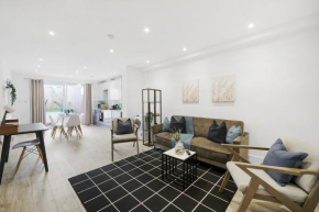 Three Bed Apt with Private Garden&Parking